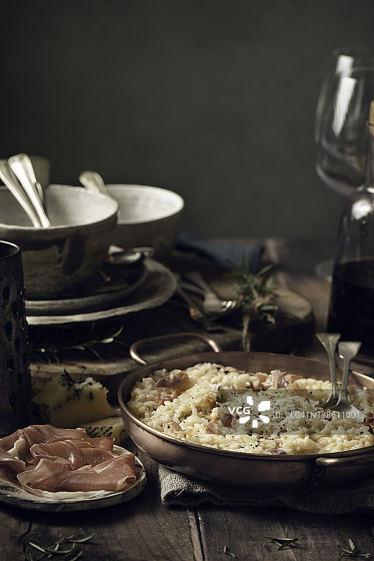 铜锅生火腿松露奶酪烩饭图片素材