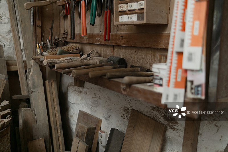 乡村木工车间的工具架图片素材