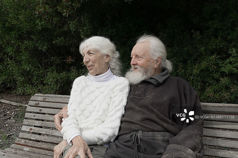 老年夫妇坐在长椅上享受退休生活图片素材