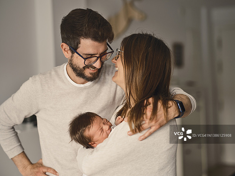 父亲、母亲和他们的宝宝图片素材