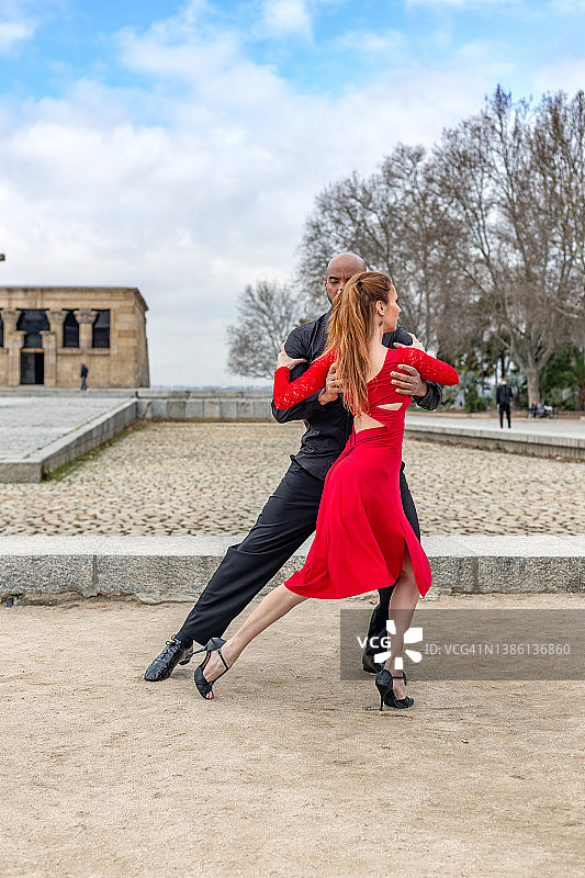 户外跳舞的多种族舞蹈情侣，身穿红色和黑色衣服图片素材
