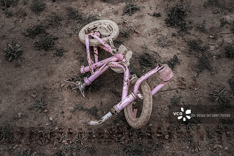 废弃的粉色儿童自行车图片素材