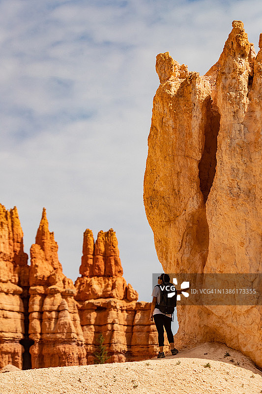 在布莱斯峡谷国家公园徒步的女人图片素材