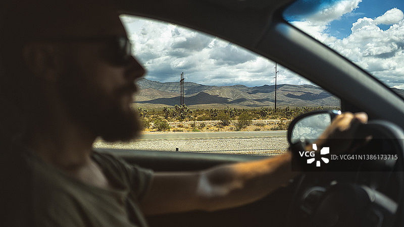 加利福尼亚州夏季假期：男子在死亡谷国家公园的道路上行驶图片素材