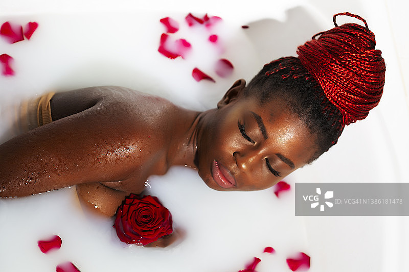 年轻非洲女性洗澡肖像图片素材