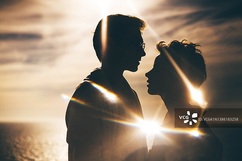 剪影情侣站在海边图片素材