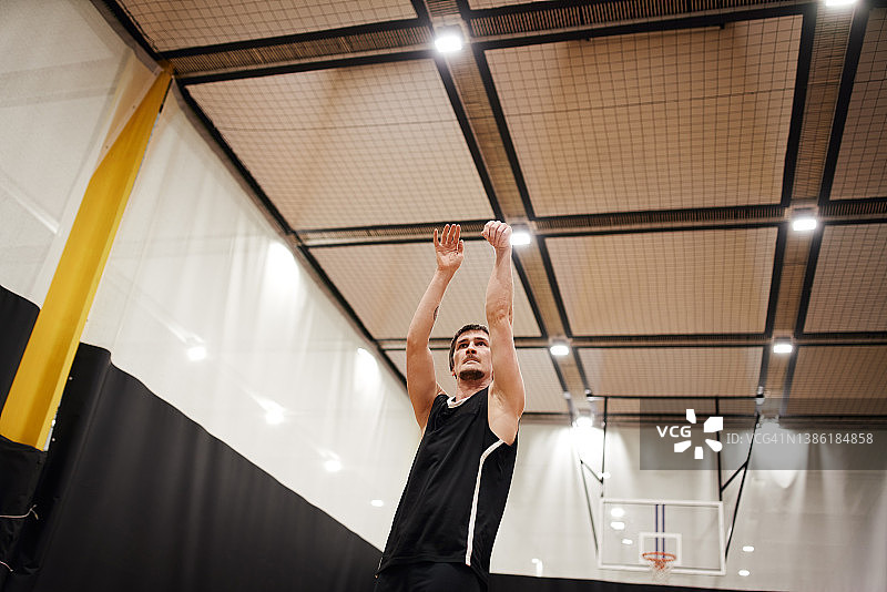 在球场上打篮球的目标球员图片素材