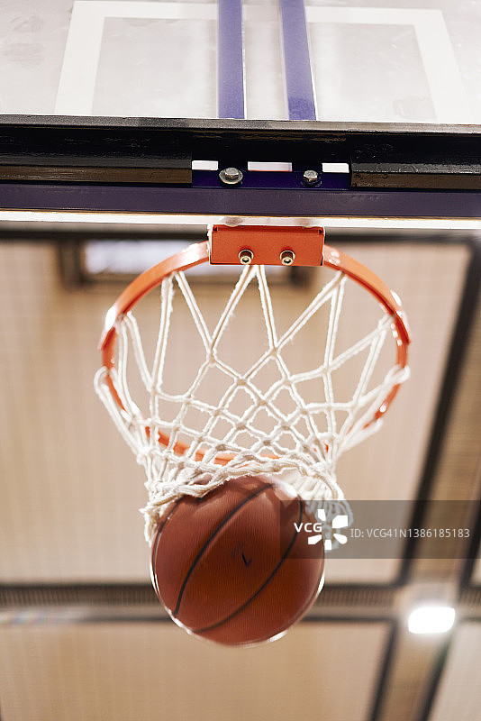 篮球落入球框图片素材