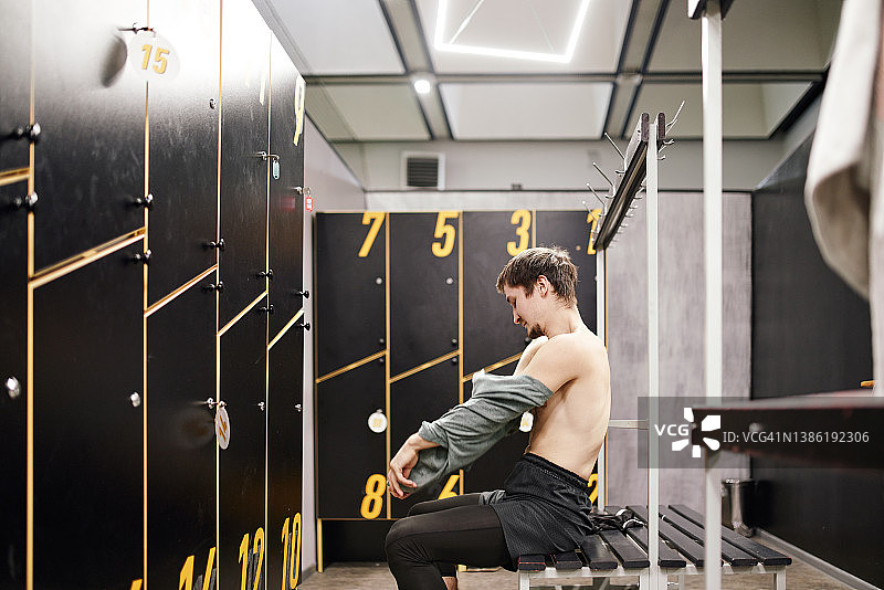 健壮男人训练前穿衣图片素材