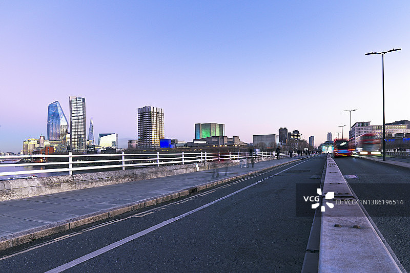 滑铁卢桥和伦敦南岸天际线（暮光时分）图片素材