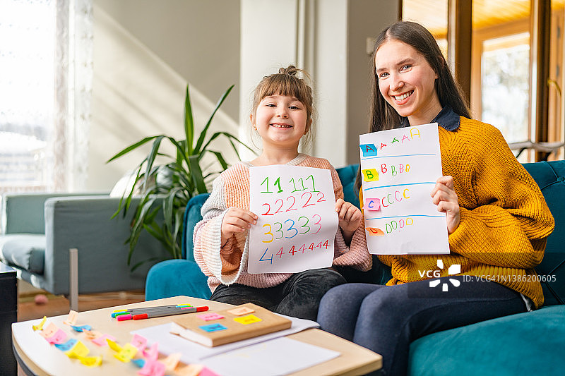 小女孩在家学习，家庭教育理念图片素材