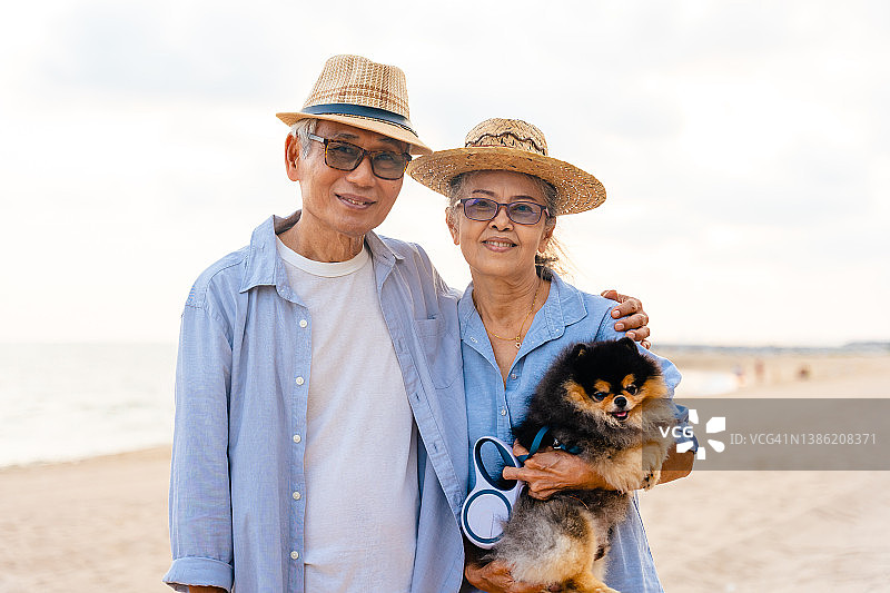在海滩上可爱的老年夫妇图片素材