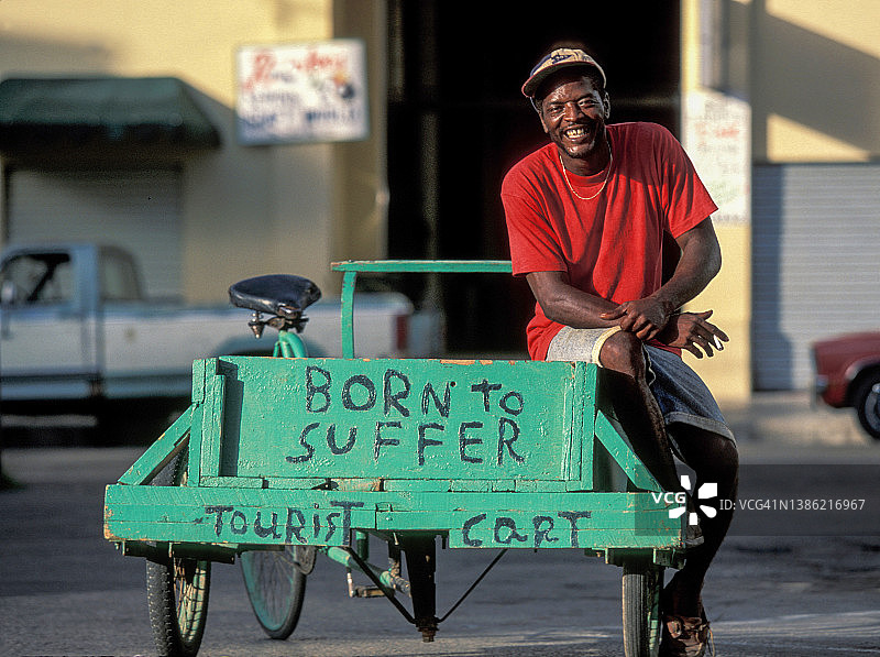 在加勒比岛屿上为游客提供手推车的男子图片素材