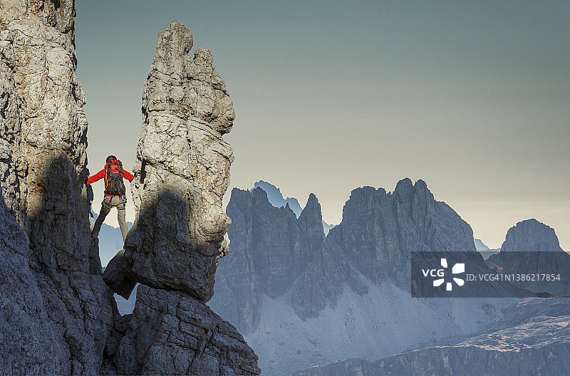 岩石上的攀岩者图片素材