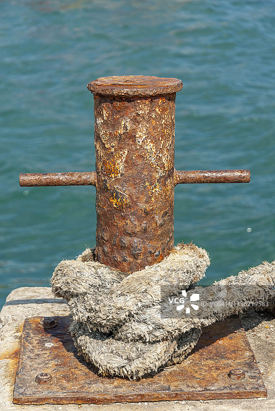 英国多塞特郡莱姆里吉斯，2007年8月22日，科布上的绳索和生锈的柱子。图片素材