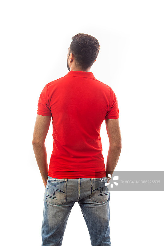 穿着红色T恤Polo衫的男人，有自由设计空间图片素材