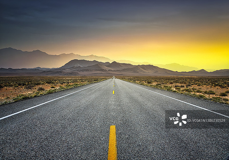 通往山脉的笔直道路图片素材