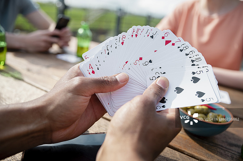 玩扑克牌图片素材