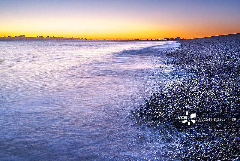 英国肯特郡锡布鲁克：黄昏时分从英国肯特郡锡布鲁克眺望英吉利海峡图片素材