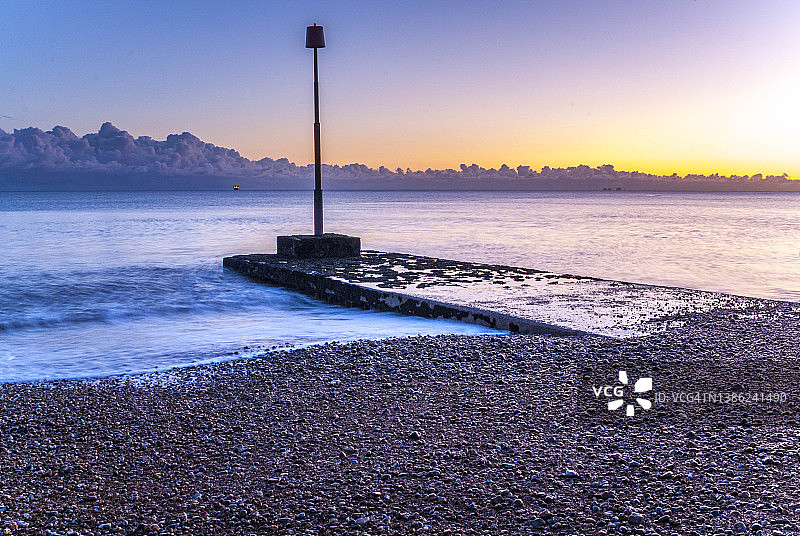 英国肯特郡锡布鲁克：黄昏时分从英国肯特郡锡布鲁克眺望英吉利海峡图片素材