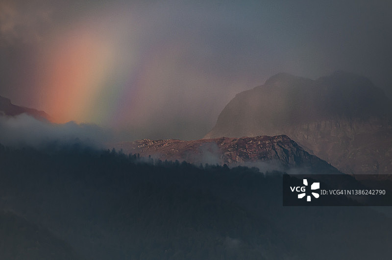 格鲁吉亚北部高加索山脉雨后的彩虹（斯瓦涅季）图片素材