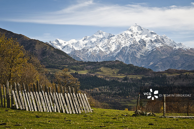 格鲁吉亚斯瓦涅季梅斯蒂亚附近的高加索山脉景观图片素材