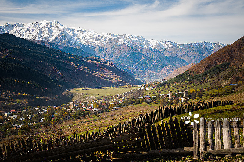 在格鲁吉亚斯瓦涅季梅斯蒂亚附近的高加索山区徒步旅行图片素材