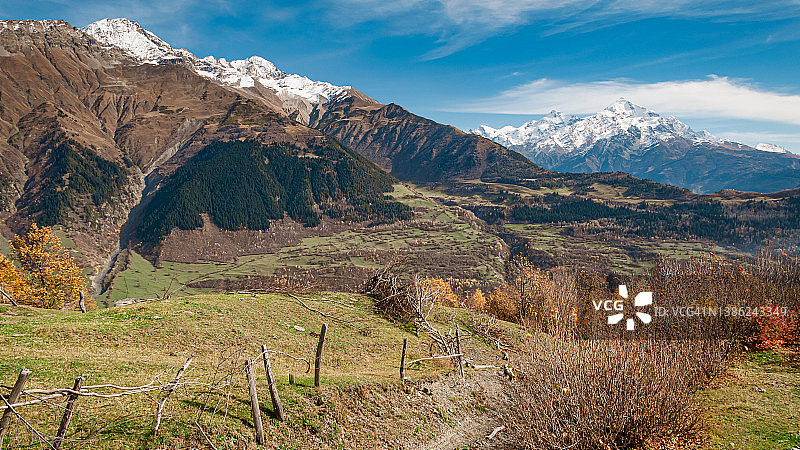 秋季高加索山脉景观，斯瓦涅季，格鲁吉亚图片素材
