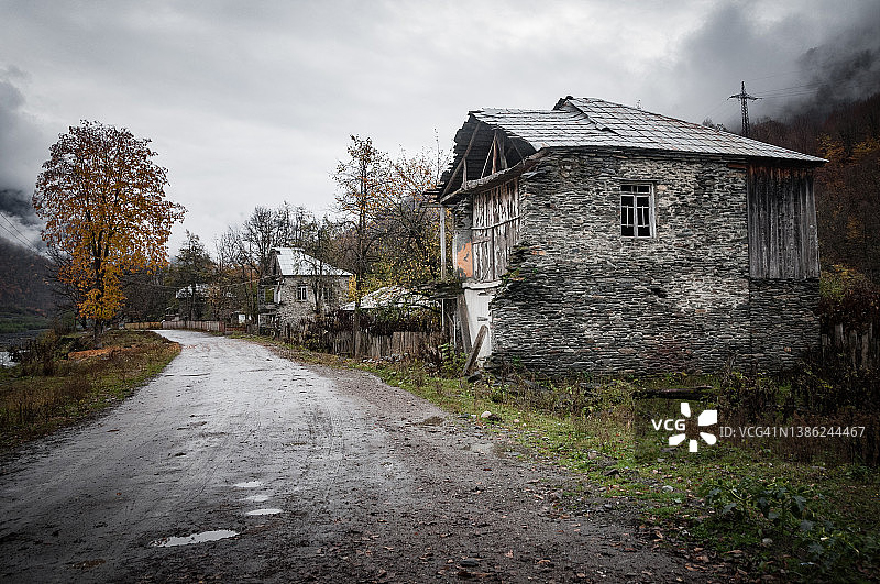 格鲁吉亚斯瓦涅季Lentekhi道路沿线受损的房屋，高加索地区图片素材