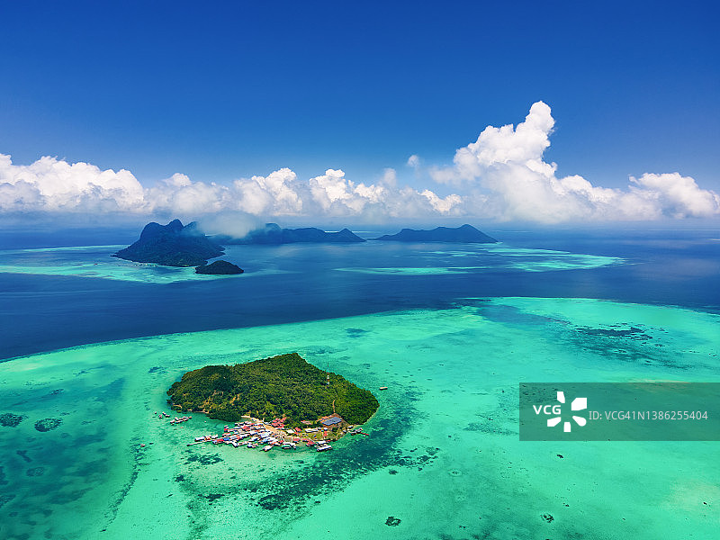 热带海洋：瑟拉干、博海杜朗和博德加亚岛的航拍景色图片素材