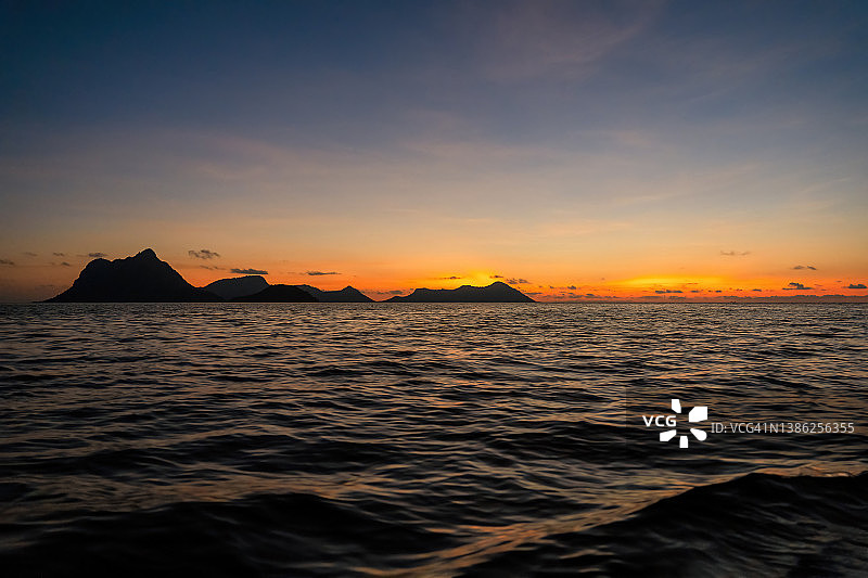 日出时分的博海杜朗岛和博加亚岛，仙本那沙巴图片素材