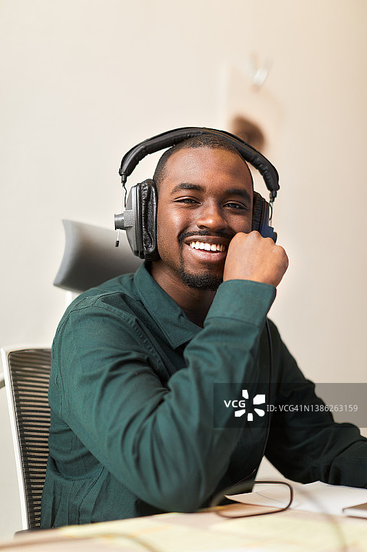 坐在办公桌前的千禧一代商人肖像图片素材