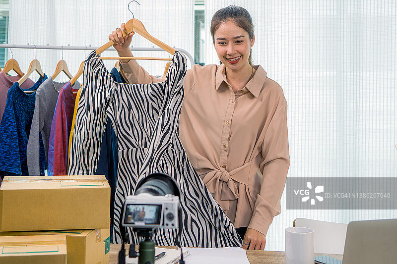 女设计师在她的商店里制作视频图片素材