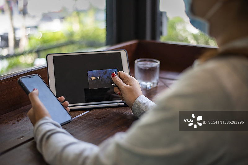 疫情期间信用卡在线购物图片素材
