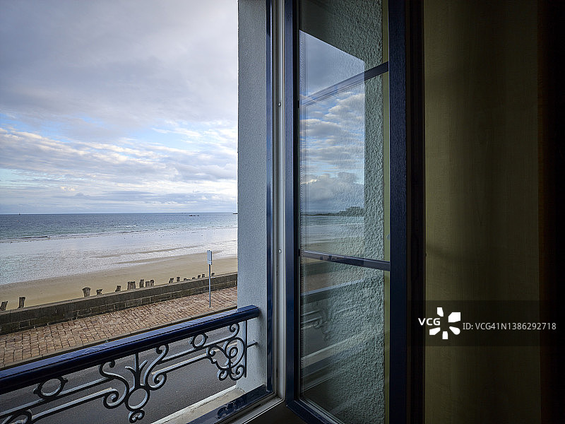 从卧室窗户看到的北大西洋图片素材