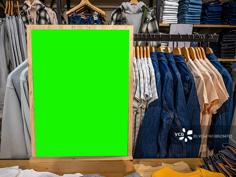 欧洲市中心购物中心商店出售牛仔裤和服装，大街上有广告牌和商业营销绿屏图片素材