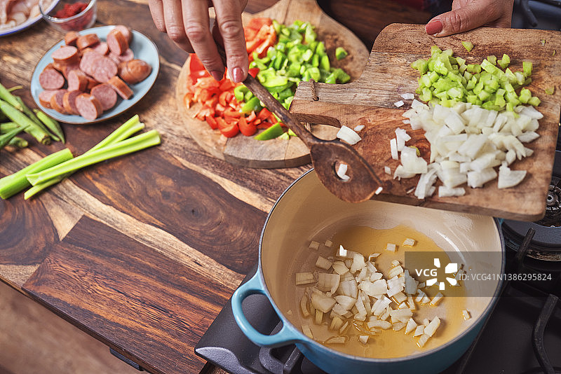 准备卡津风味鸡肉、虾和香肠什锦饭图片素材