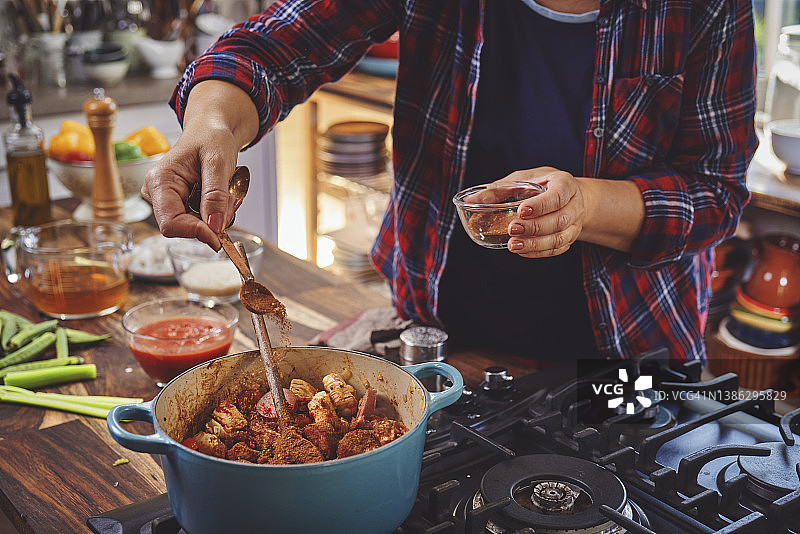 准备卡津风味鸡肉、虾和香肠什锦饭图片素材