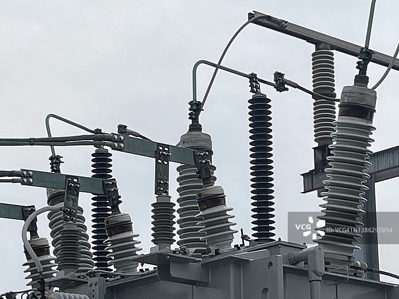 连接电力变压器单元上的电线图片素材