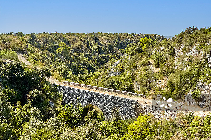克罗地亚布拉奇岛洛济斯卡村附近的弗朗茨·约瑟夫桥图片素材