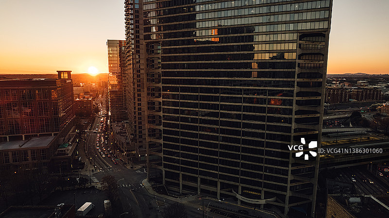 高峰时段市中心的日落图片素材