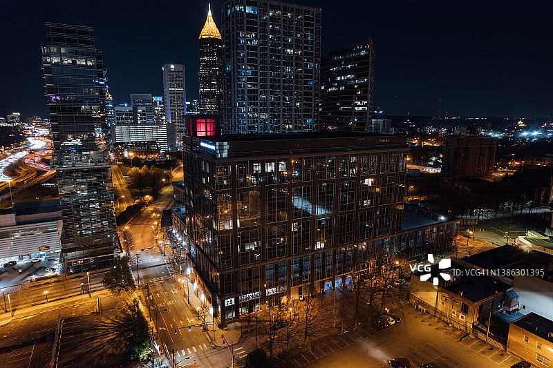 充满活力的城市夜景灯光图片素材