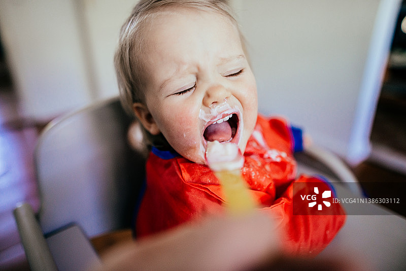 女婴不想再吃东西了图片素材