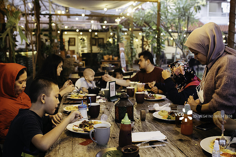 一家人享用开斋饭图片素材
