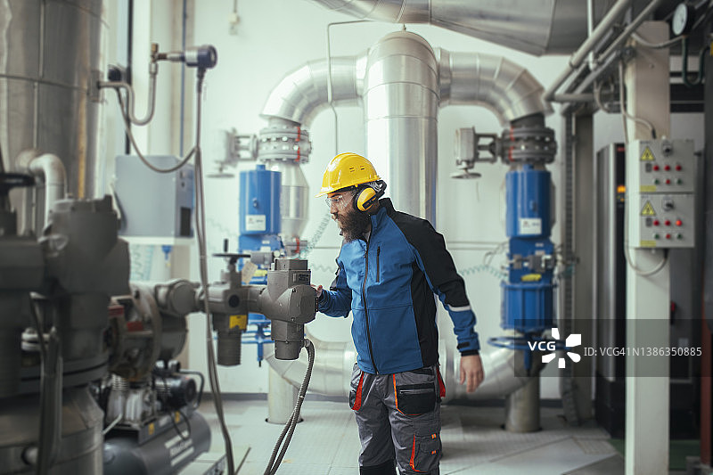 千禧一代供热厂工人图片素材