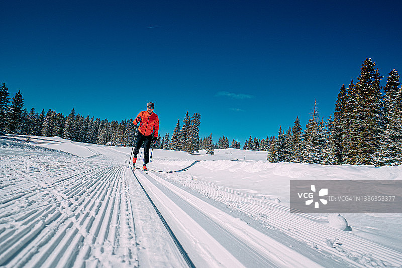 科罗拉多州格兰德梅萨国家森林公园的越野滑雪者（下仰视角）图片素材