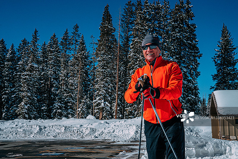在科罗拉多州大梅萨国家森林公园，手持滑雪杖的快乐越野滑雪者肖像图片素材