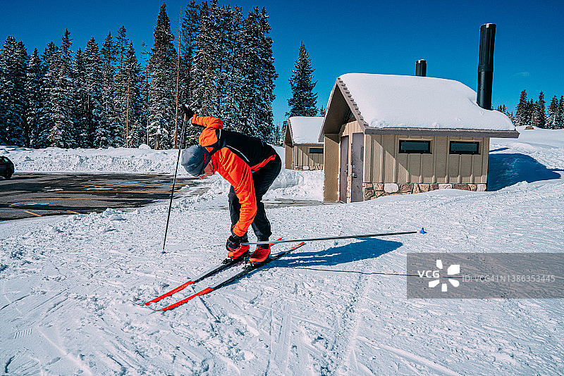 在科罗拉多州 Grand Mesa 国家森林公园滑雪一天后，越野滑雪者在停车场脱下滑雪板的广角镜头图片素材