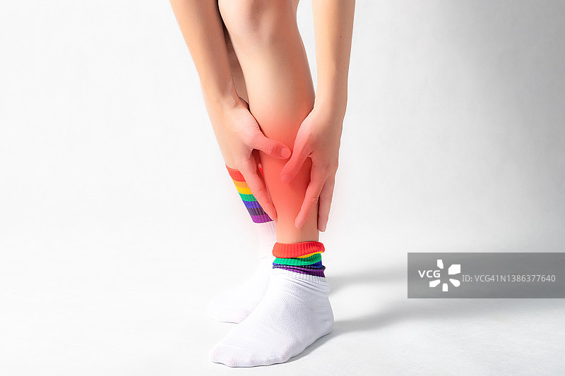 女人触摸腿部，小腿疼痛图片素材