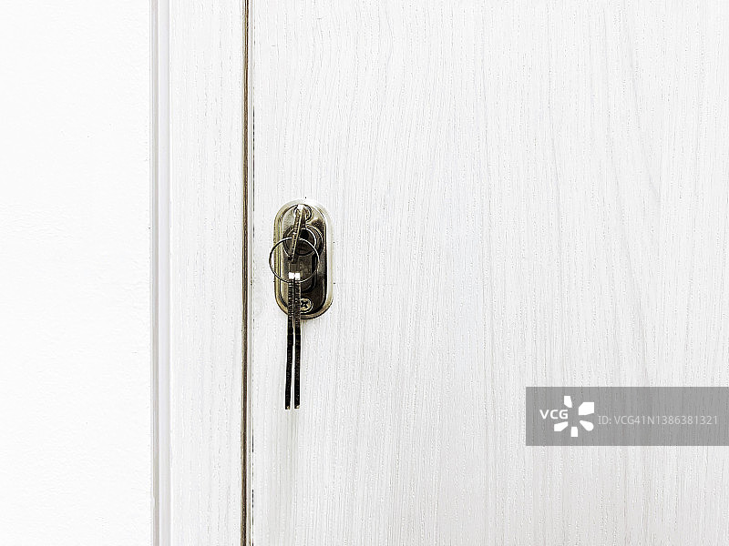 挂在门锁上的钥匙图片素材